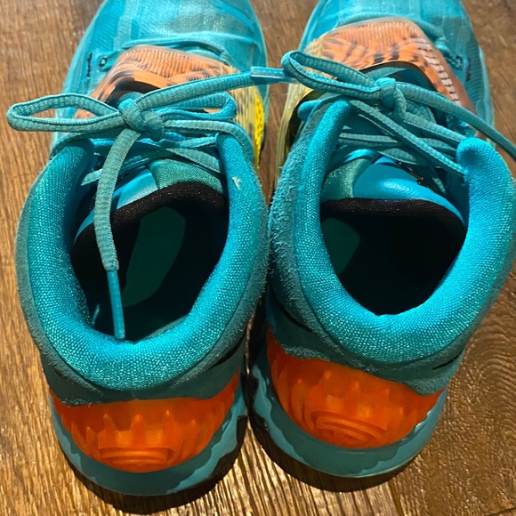Nike Kyrie basketball shoe - Picture 2 of 4